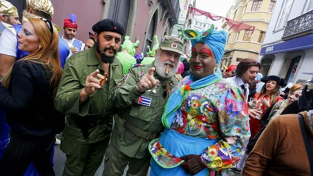 Imagen de tres «mascaritas» en el Carnaval de Día de Vegueta