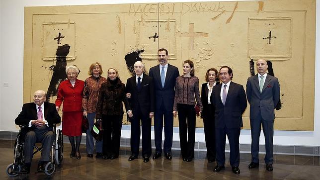 Familiares de María Josefa Huarte posaron con los Reyes en el Museo Universidad de Navarra el pasado 22 de enero