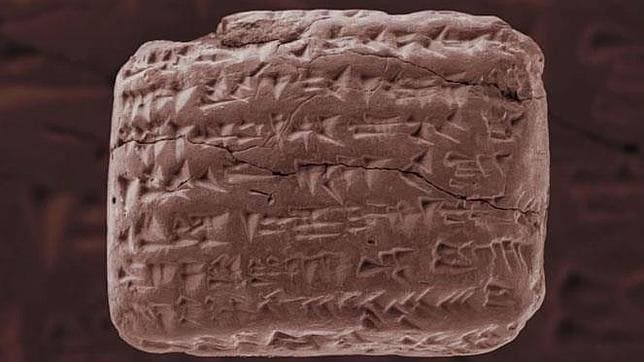 Una de las tablillas de la muestra, que aportan detalles de la vida de los cautivos judíos en el siglo VII a. C.