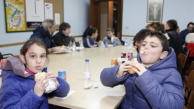 El «bocata solidario» llena de buenas intenciones la parroquia de La Merced