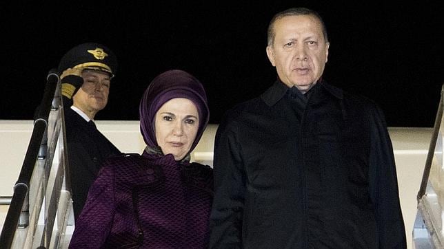 Recep Tayyip Erdogán, a su llegada este lunes a la base aérea de Catam, en Bogotá, junto a su mujer