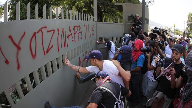 Protesta por la desaparición de los 43 estudiantes a las puertas de un cuartel de Iguala