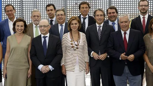 El Ministro de Hacienda (izda) junto a la presidenta de Castilla-La Mancha (centro) y el alcalde de Santander (dcha)