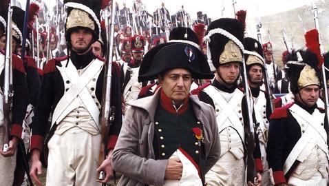 Napoleón, junto a sus soldados (imagen de una serie de televisión)