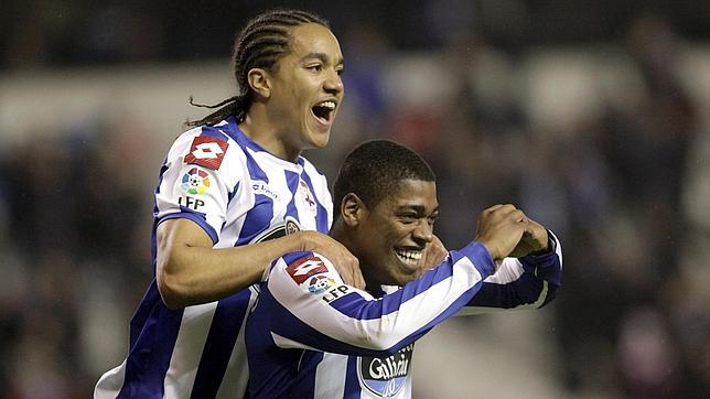 Los jugadores del Dépor Cavaleiro y Hélder Costa celebran un gol al Éibar en Riazor