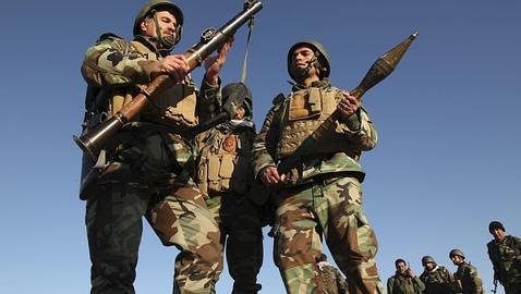 Soldados kurdos inspeccionan una granada autopropulsada en las afueras de Mosul