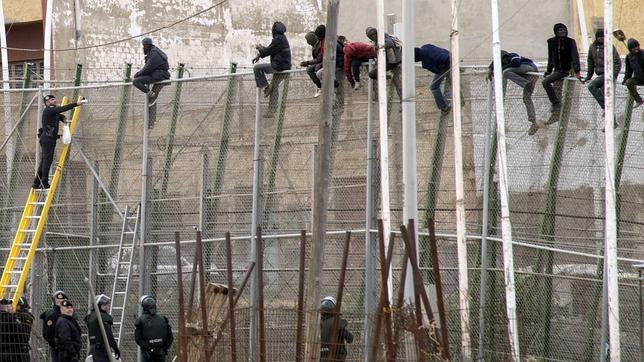 Cinco inmigrantes heridos en el asalto a la valla de Melilla más numeroso del año