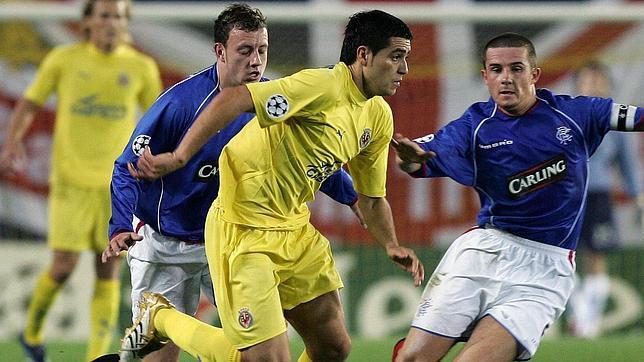 Juan Román Riquelme, uno de los grandes jugadores de la historia del Villarreal, en un partido de Champions frente al Glasgow Rangers en El Madrigal en 2006