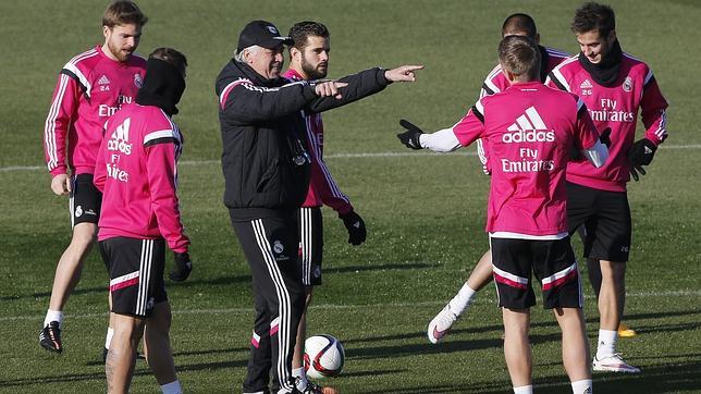 Ancelotti discute sonriente con Kroos en el entrenamiento