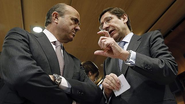 El ministro de Economía, Luis de Guindos, y el presidente de Bankia, Ignacio Goirigolzarri