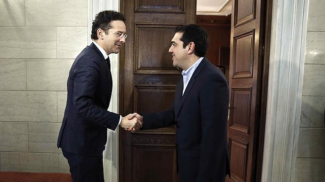 Tsipras y el Eurogrupo acuerdan negociar con la troika