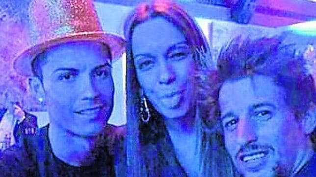 Una imagen de Ronaldo, junto a su hermana y Coentrao en la famosa fiesta