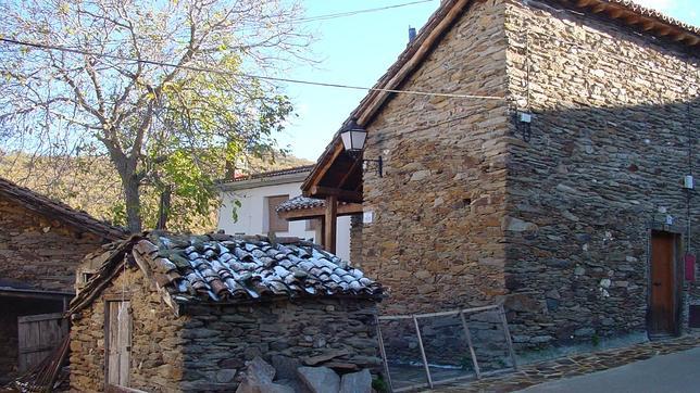 Nieve en los tejados de una edificación en La Hiruela