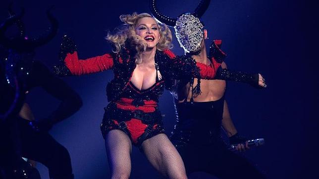 Madonna con una suerte de traje de luces en una actuación reciente