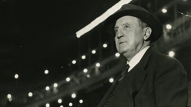 Don Santiago Bernabéu en el estadio del Real Madrid