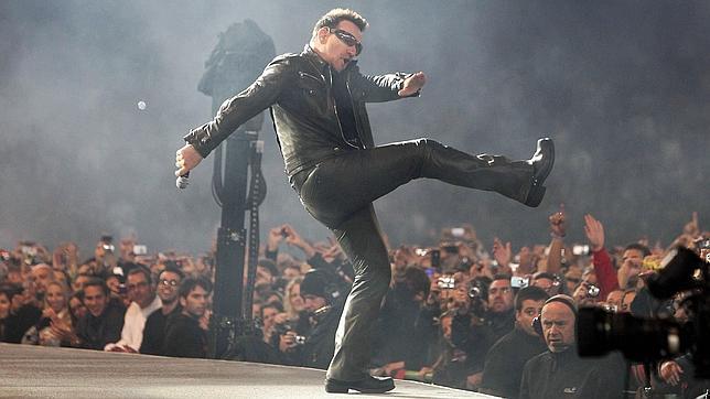 Bono, líder y cantante de U2, durante un concierto que la banda ofreció en San Sebastián en 2010