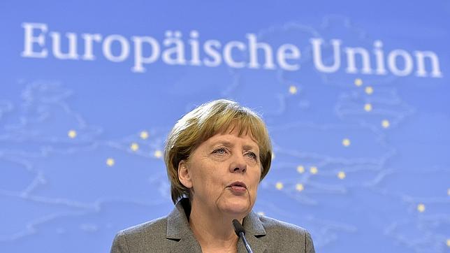 Merkel avisa a Putin: La UE impondrá más sanciones si no se cumple el acuerdo de Minsk