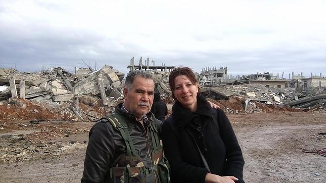 Fréderike Geerdink junto a un combatiente kurdo en las ruinas de Kobani