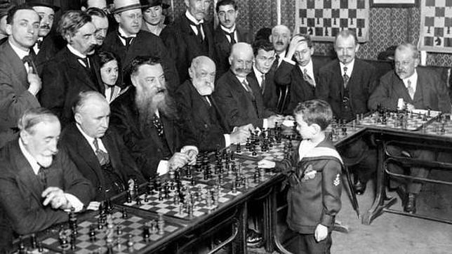 El joven prodigio Samuel Reshevsky impartía sesiones de simultáneas desde que tenía siete años