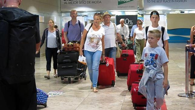 Turistas llegando al Aeropuerto Alicante - Elche