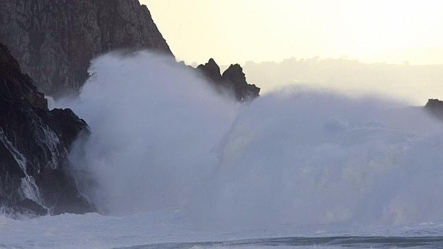 El litoral gallego, en alerta por olas de más de cuatro metros de altura