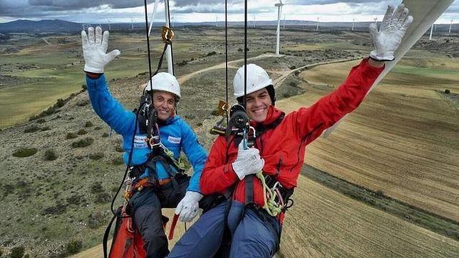 Jesús Calleja y Pedro Sánchez, «colgados» literalmente de un molino de viento
