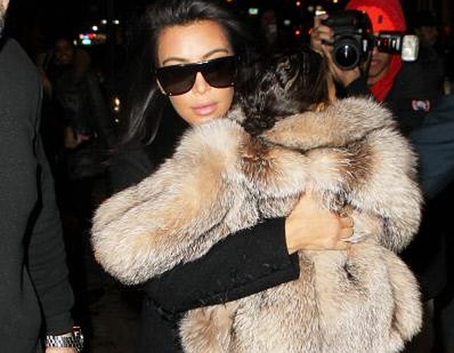 Kim Kardashian lleva a su hija North con un abrigo de pieles