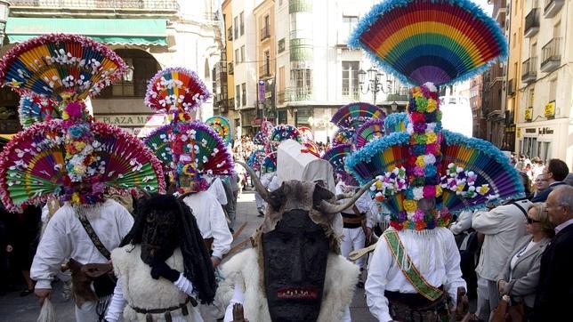 El grupo Los Guirrios y las Madamas de las Llamas de la Ribera (León)
