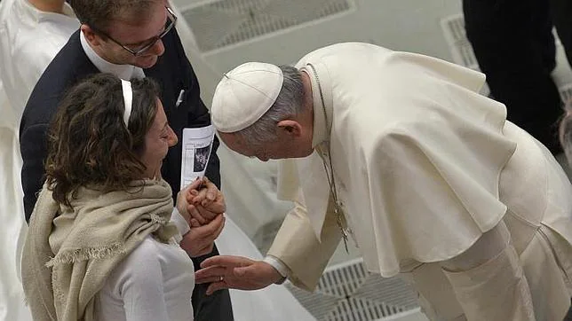 El Papa Francisco bendice a una pareja recién casada durante una audiencia general en el Vaticano