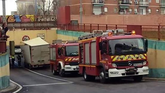 El puente «engulle-camiones» de Leganés, un problema sin solución