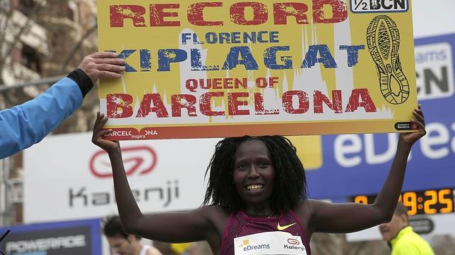 Florence Kiplagat celebra su récord en el medio maratón de Barcelona