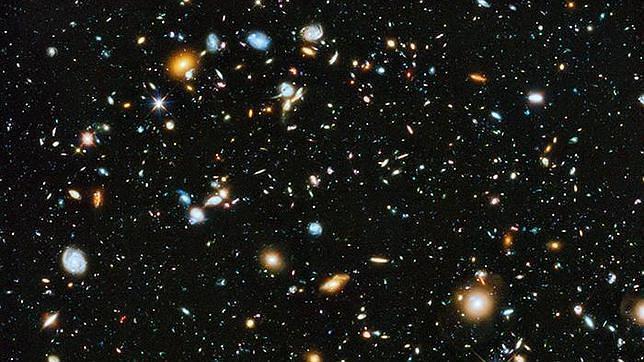 La materia oscura es invisible para nosotros pero sus efectos gravitatorios se hacen notar en el Cosmos