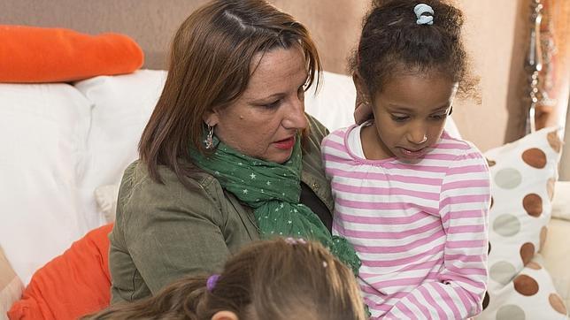 Continúa la caída de adopciones en Castilla y León, con 109 niños en 2014