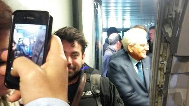 El nuevo presidente de Italia viaja a Sicilia en avión como un pasajero más