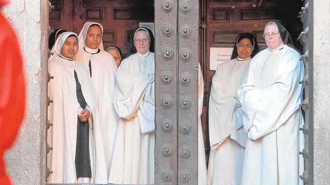 Monjas de clausura en la puerta de Santo Domingo el Antiguo durante  la Semana Santa de 2006