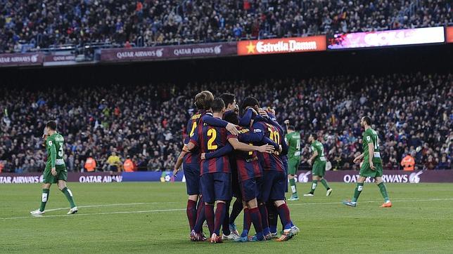 Los jugadores del Barcelona celebran un gol ante el Levante en el Camp Nou
