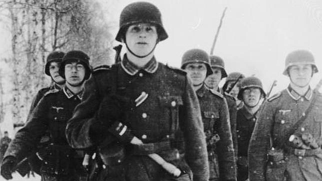 Varios soldados, armados con granadas y fusiles Kar 98 K