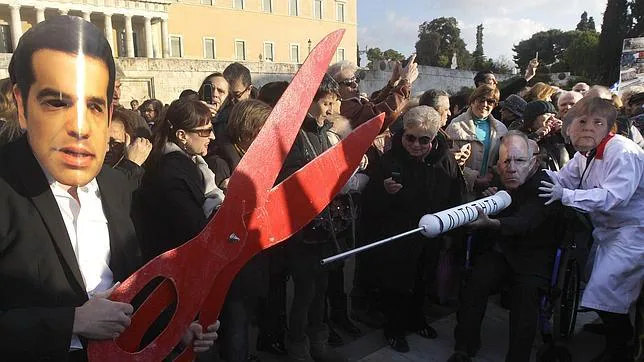 Manifestantes representando a Tsipras (izda.), Shaüble y Merkel (dcha.) en Atenas este domingo