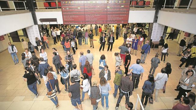 Desciende el número de alumnos y aumenta el PAS de la Universidad Complutense