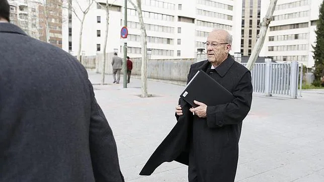 El doctor Simón Viñals saliendo de los Juzgados de Plaza de Castilla