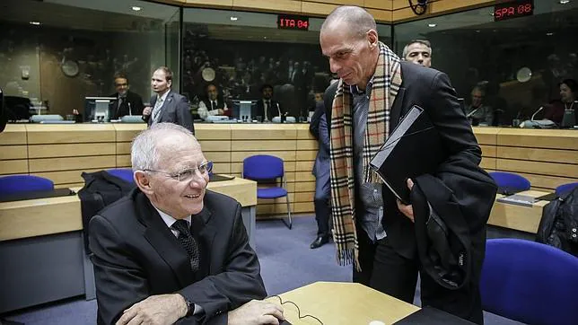 El ministro de Finanzas griego, Yanis Varufakis (d), saluda a su homólogo alemán, Wolfgang Schäuble
