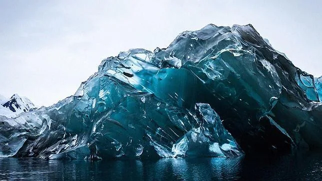 Una fotografía desvela los misterios que esconden los icebergs bajo las aguas