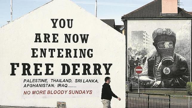 Un mural recuerda el episodio del Domingo Sangriento en una calle de Londonderry