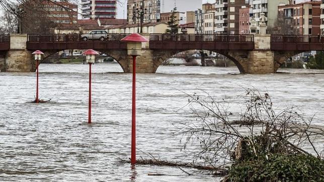 El Ebro en Logroño iniciará un claro descenso en las próximas horas