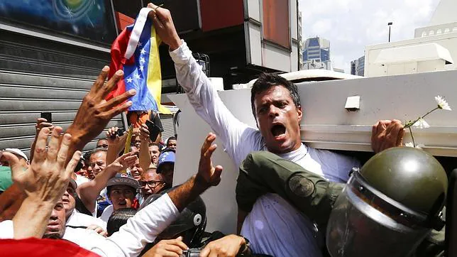 Leopoldo López, en el momento de su arresto en Caracas, forzado a entrar en una tanqueta de la Guardia Nacional