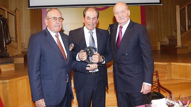 Don Juan Carlos respalda la Fiesta de los toros con la entrega del galardón a Miura