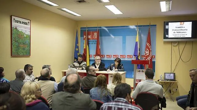 Una de las asambleas celebradas en la sede de la agrupación socialista de Torrejón de Ardoz