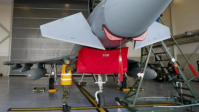 Labores de mantenimiento de uno de los Eurofighter
