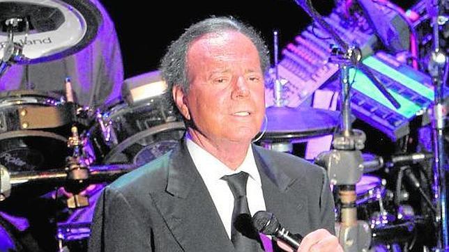 Julio Iglesias, Hijo Predilecto de Madrid con la abstención de PSOE e IU