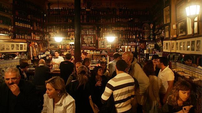Bodega La Ardosa repleta de gente tomando tapas